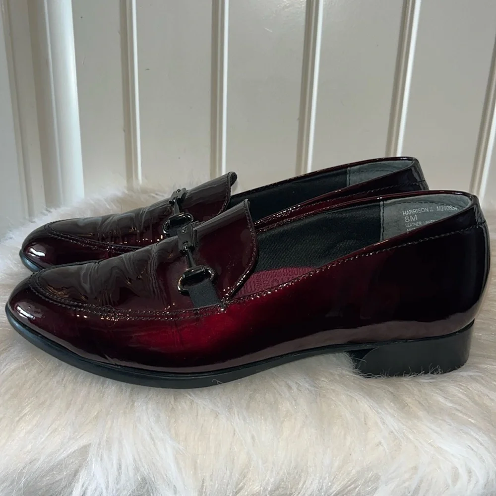 Munro Harrison II beautiful loafer shiny deep red/maroon patent leather size 8M